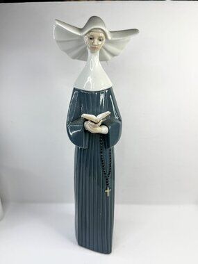 Lladró 5500 "Prayerful Moment" Nun Figurine Reading Book Spain A914